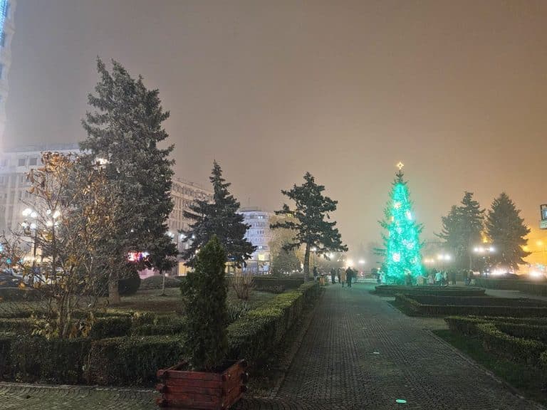 FOTO Orașul din România care a rămas fără luminițe de sărbători din cauza certurilor politice. Autoritățile promit un târg de Crăciun care nu se știe când începe