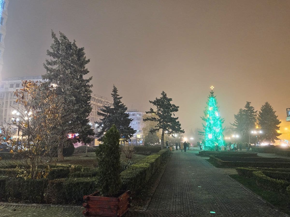 FOTO Orașul din România care a rămas fără luminițe de sărbători din cauza certurilor politice. Autoritățile promit un târg de Crăciun care nu se știe când începe