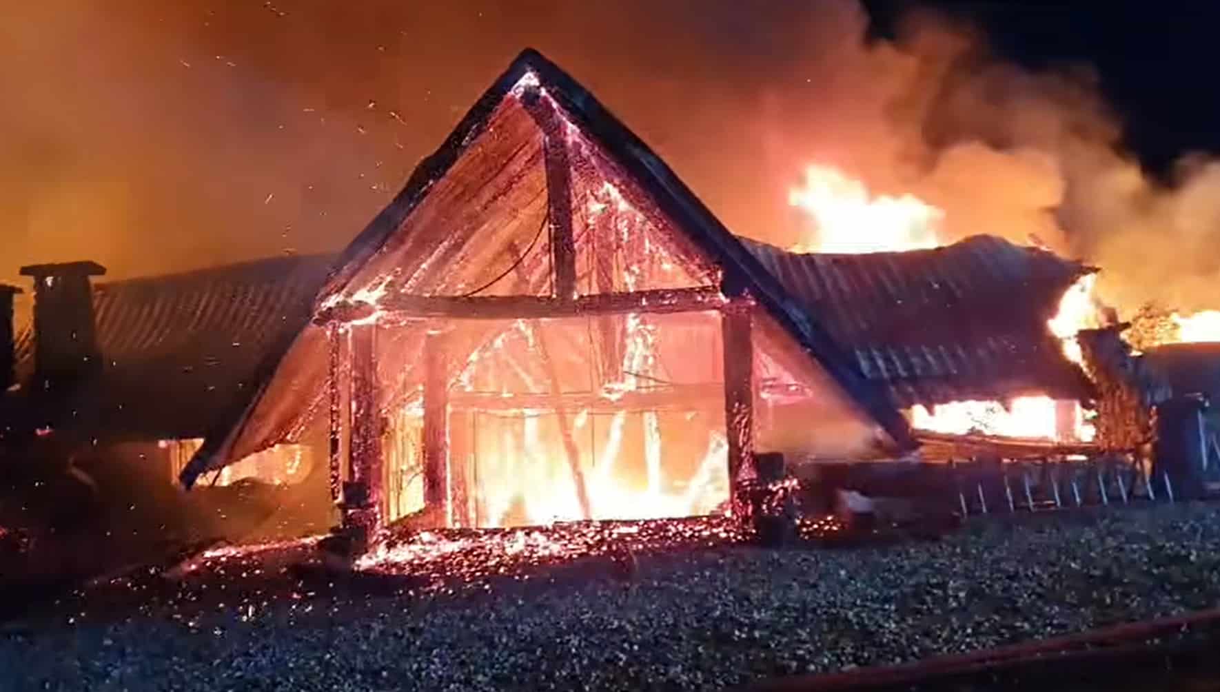 VIDEO Incendiu puternic la Ferma Dacilor (Tohani) / Cinci persoane carbonizate: Un minor și patru adulți / Trei persoane încă dispărute / Procurorii au început audierile în acest caz