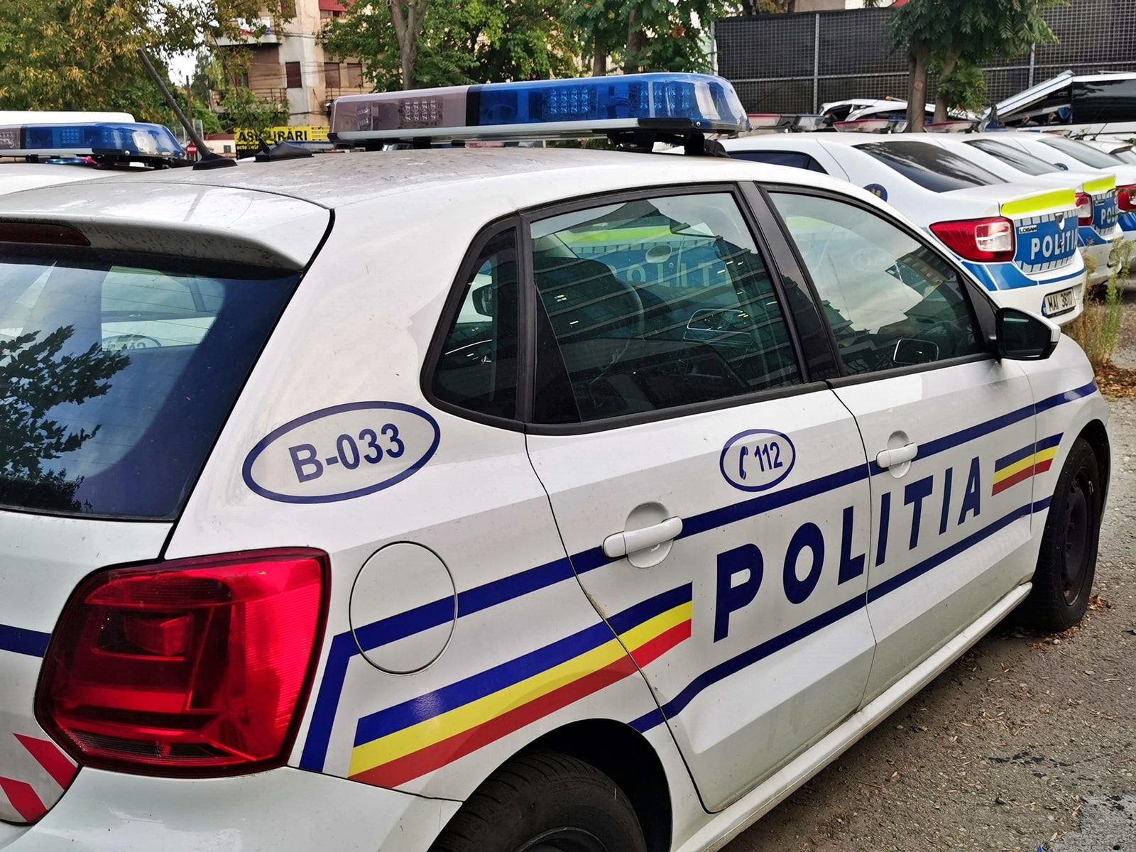 VIDEO Imagini puternice: Bărbat spulberat de o mașină de Poliție, la Constanța, în noaptea de Revelion / Polițist la un pas să fie linșat de martori