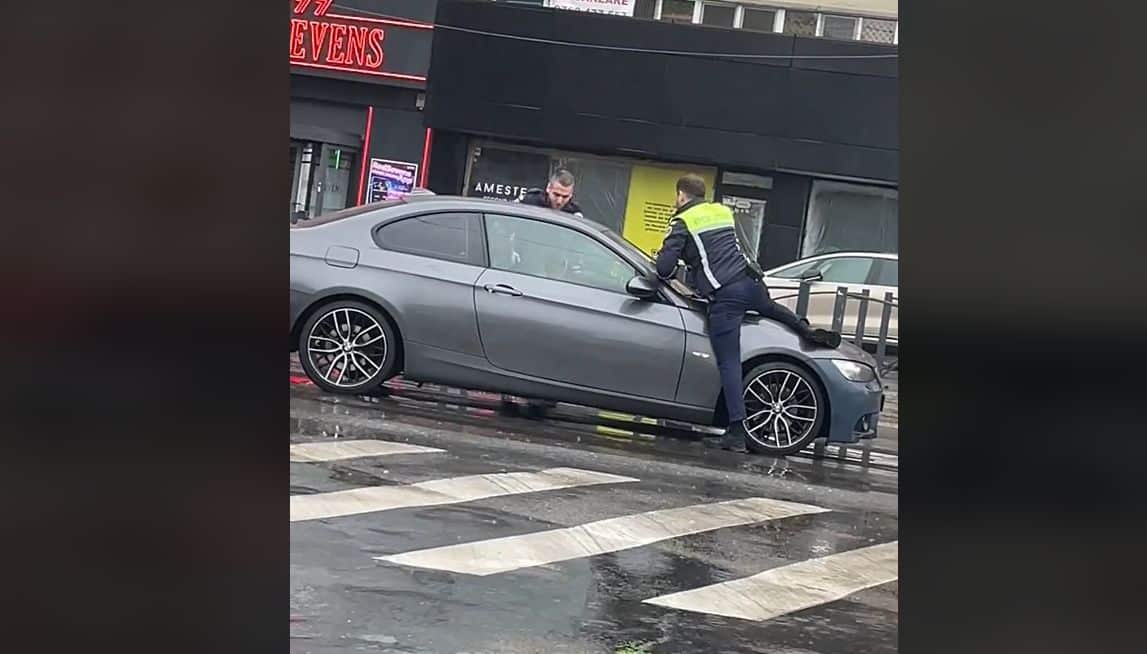 VIDEO Un polițist s-a suit pe capota unei mașini și a folosit arma pentru a prinde un șofer care a refuzat să oprească, în București