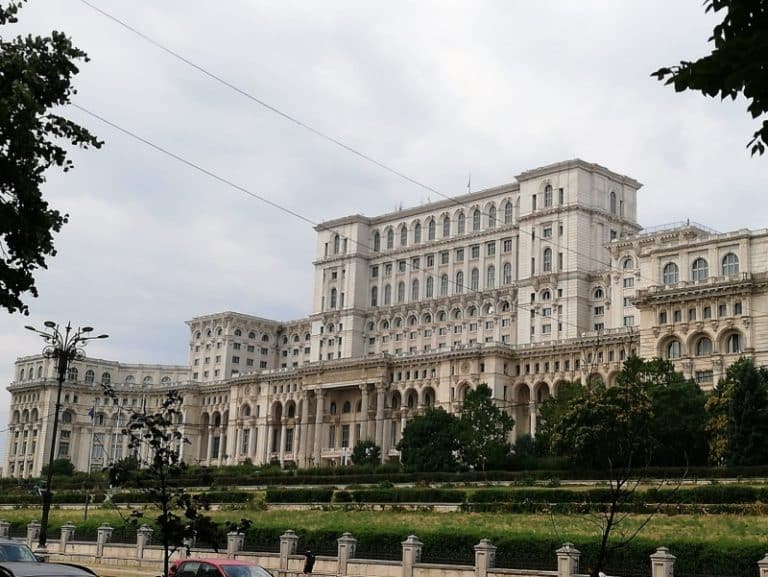 Casa Poporului a primit factura la curent. Aproape 200 de mii de euro pe lună, pentru a ține lumina aprinsă la Parlament