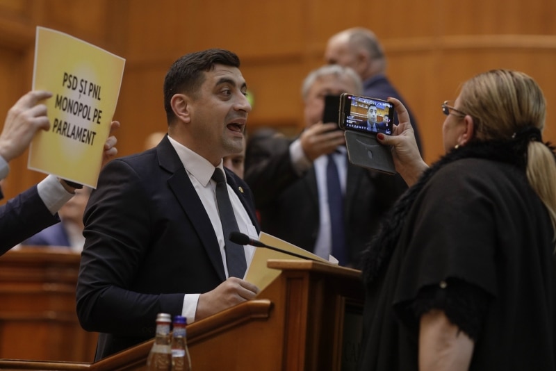 Protestatarii nu au vrut să se asocieze cu Șoșoacă și nu au venit în Piața Constituției. Liderii AUR o acuză pe fosta colegă de partid