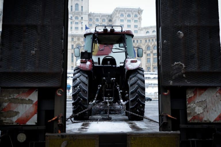LIVE Protestul tractorului singuratic. Piața Constituției este goală, deși erau așteptați 5.000 de oameni / Organizator: Democrația în țara asta a încetat să mai existe