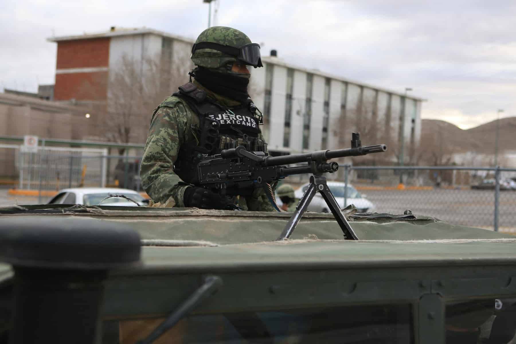 VIDEO Măcel pe o autostradă din Mexic: 12 atacatori au fost uciși când încercau să-l elibereze pe fiul unui „sicario” din cartelul Sinaloa