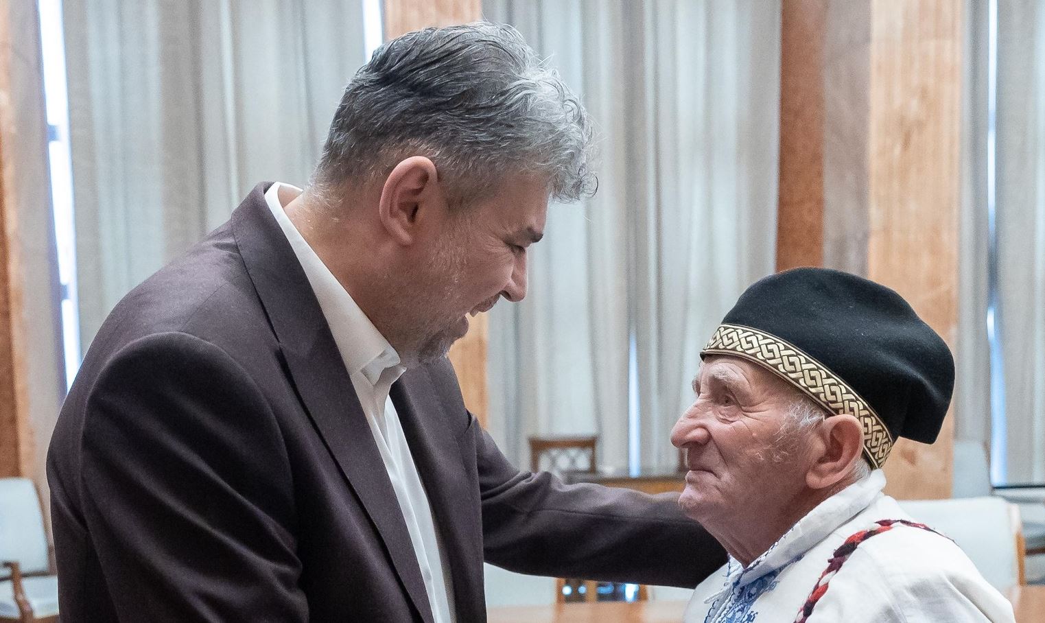 Exercițiu de imagine al premierului Ciolacu, care s-a întâlnit cu „țăranul sărac al UE” / Constantin Crăciun, însă, numai sărac nu este