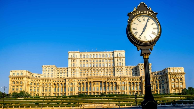 Salariu de maxim 5.036 de lei pentru șoferii parlamentarilor. Cât vor încasa angajații de la birourile senatorilor și deputaților