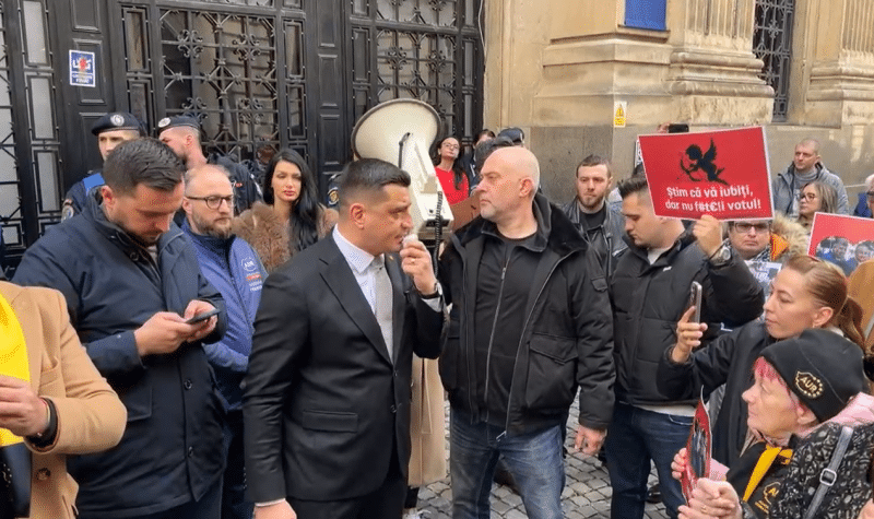 George Simion și AUR, protest cu mesaje obscene, în fața sediului AEP: Nu ne f…ți votul!