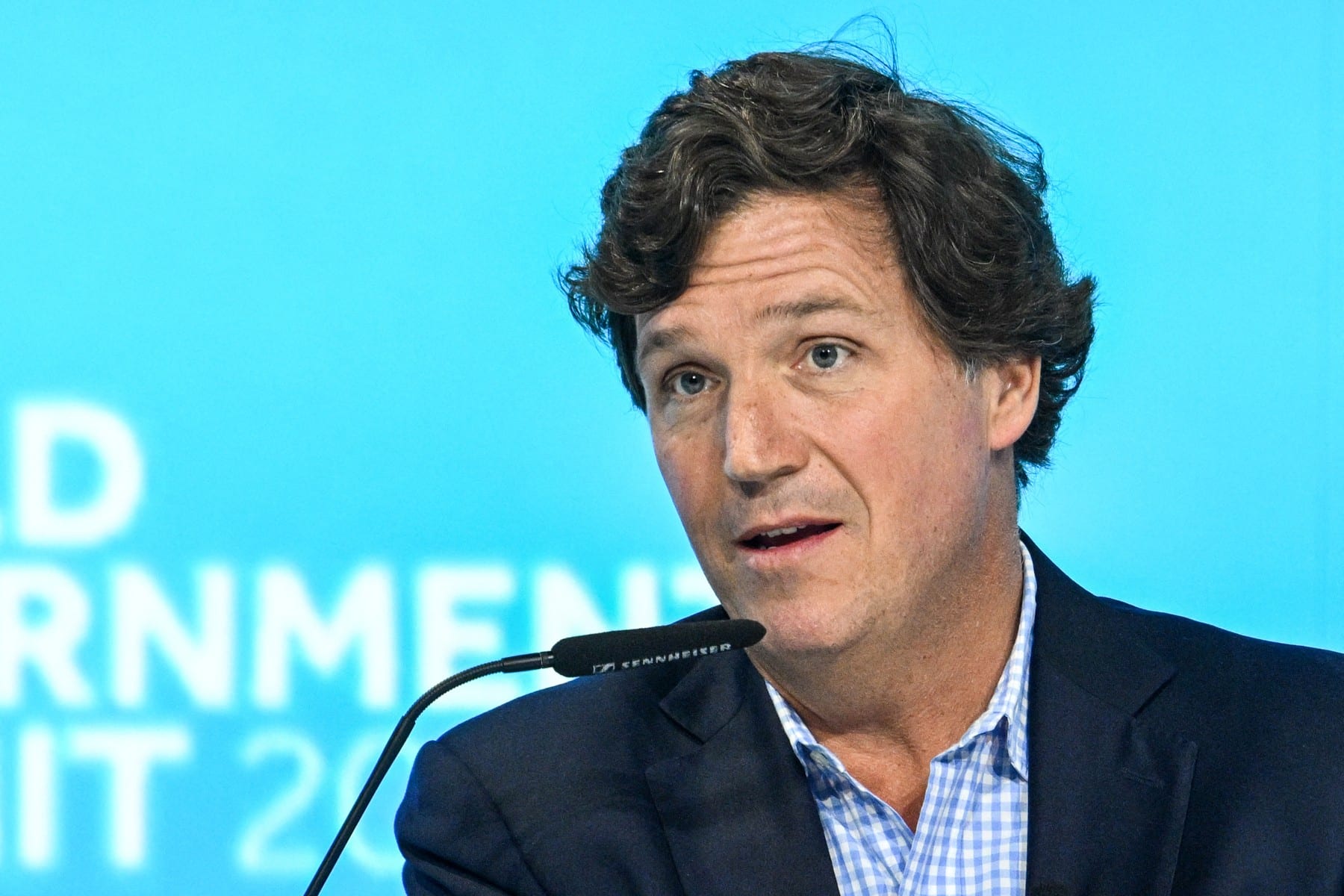 FOTO Șeful unei regiuni ruse a publicat o fotografie stânjenitoare cu prezentatorul TV Tucker Carlson din timpul vizitei sale la Moscova