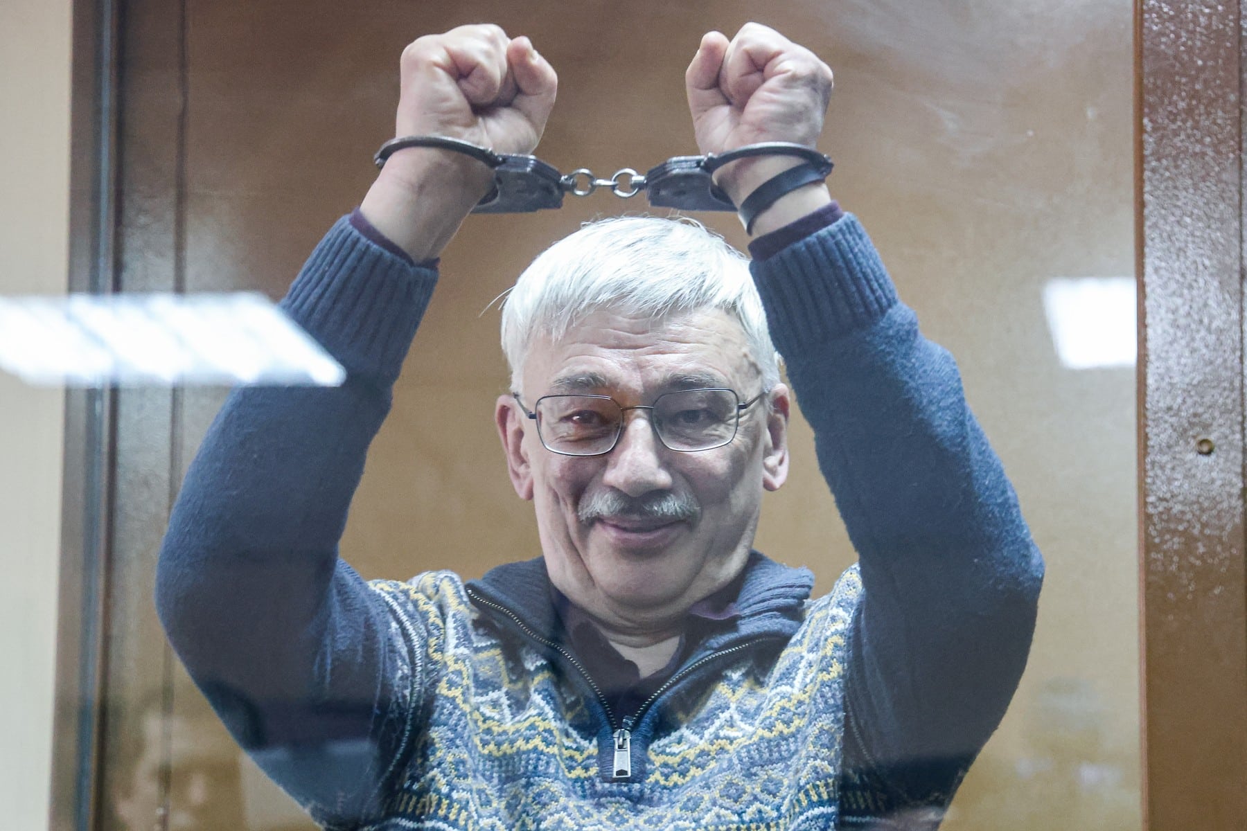 Rusia l-a condamnat la 2 ani și jumătate de închisoare pe laureatul Nobel Oleg Orlov