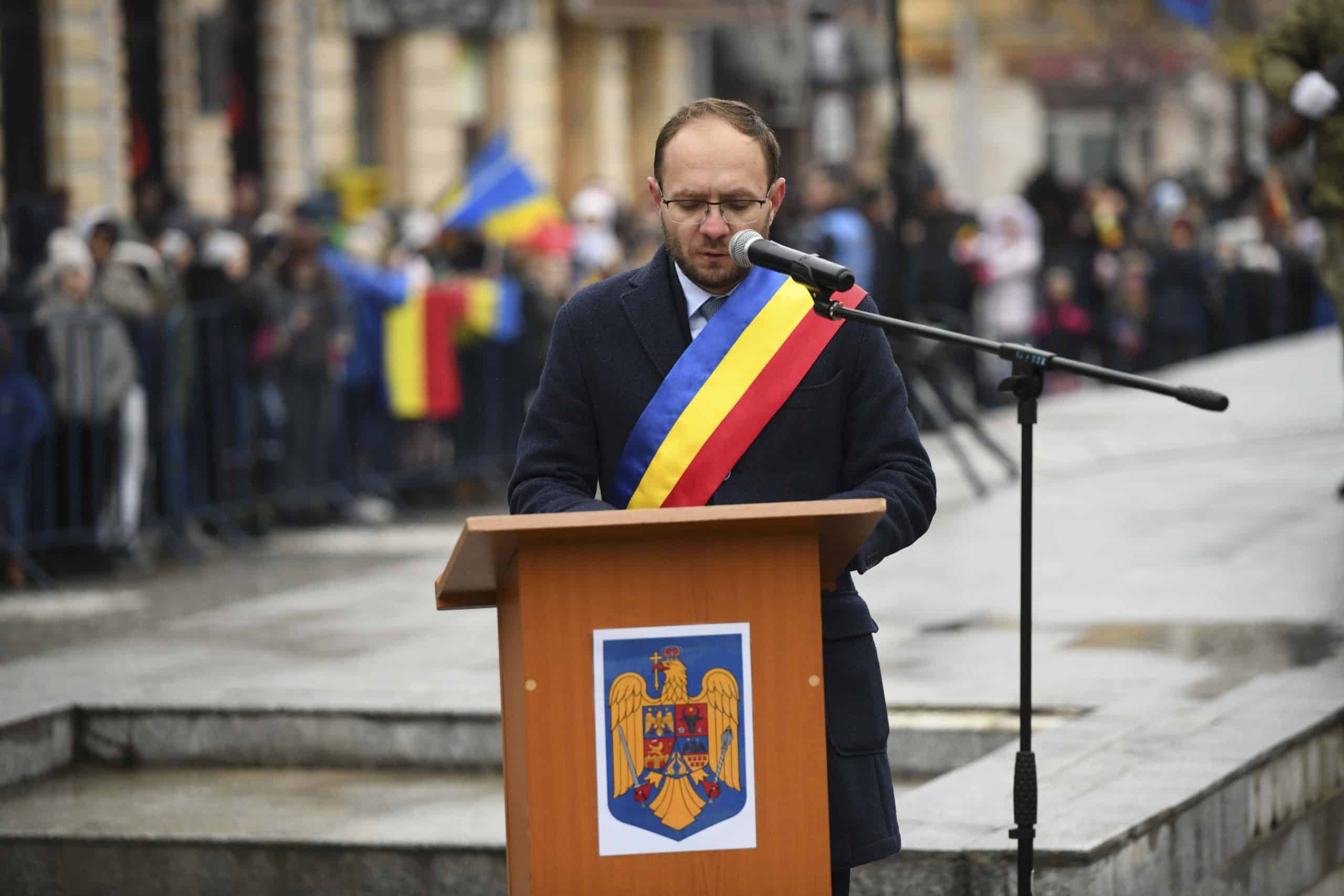 „N-a avut Botoșaniul în viața lui lalele și crin imperial”. Soțul angajatei ilegal de primarul PSD Cosmin Andrei spune că orașul a fost împânzit cu florile ei preferate