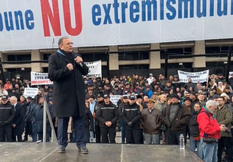 Incident violent la mitingul anti-extremism: Un lider din partidul lui Șoșoacă, scos cu forța de jandarmi din mulțime