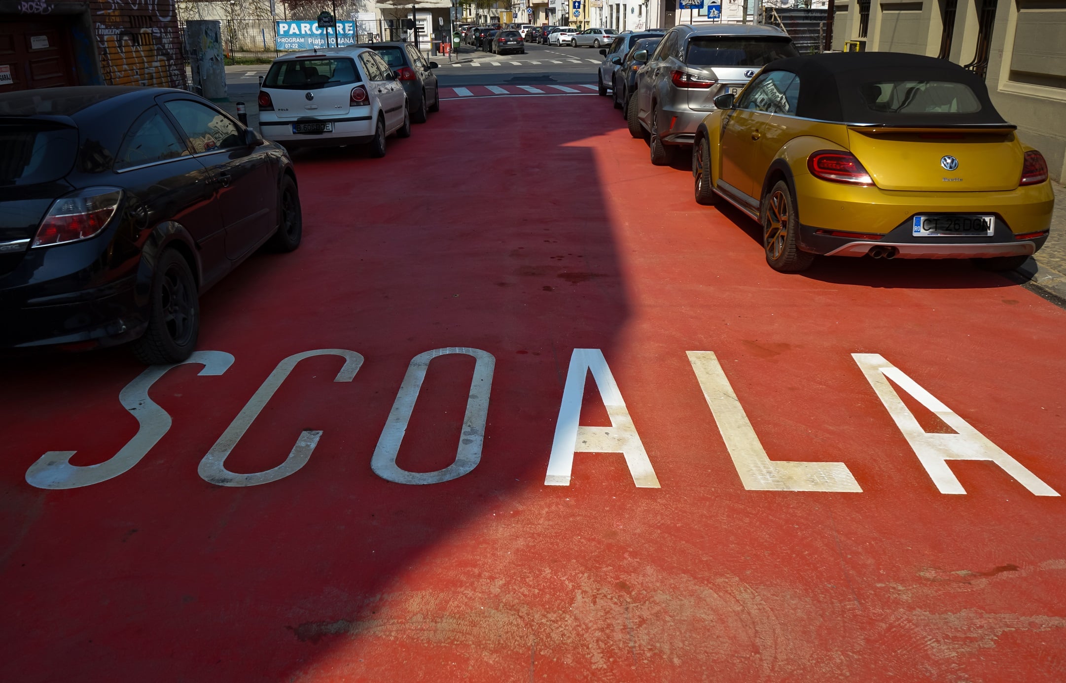 Protest în fața unei școli din București după ce un elev din clasele primare ar fi fost violat de două ori în toaletă / Ministerul Educației și Inspectoratul spun că n-au fost sesizate