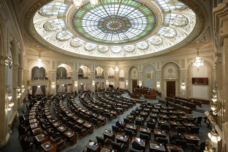 Parlamentul a adoptat proiectul legii privind prevenirea şi combaterea hărţuirii la locul de muncă / Legea merge la promulgare