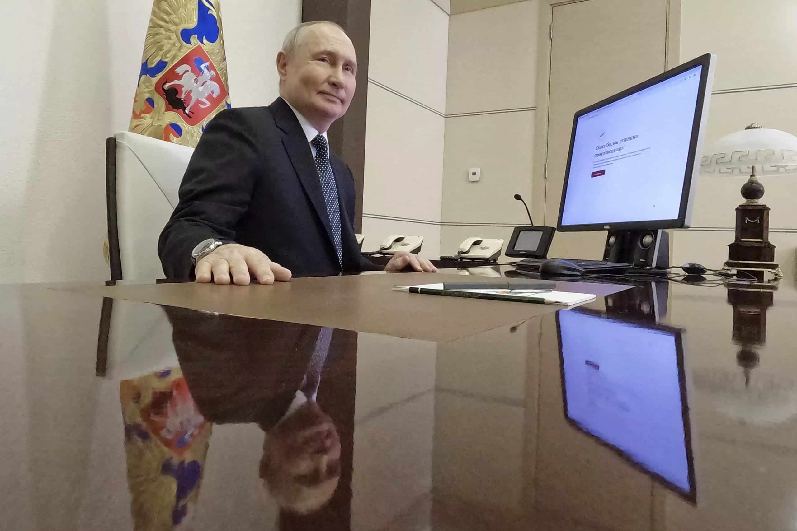Jumătate din voturile lui Putin la alegerile prezidențiale „au fost falsificate”, cea mai mare fraudă electorală din istoria modernă a Rusiei, spune o analiză a Novaia Gazeta