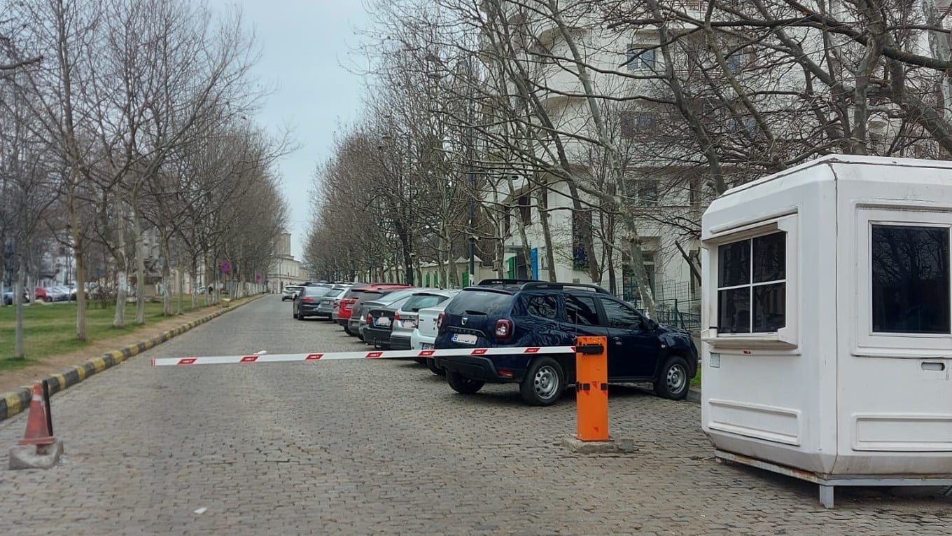 Cum are Patriarhia barieră și parcare specială, de 14 ani: Curtea de Conturi spune că sunt probleme legale, Primăria nu știe cine a pus bariera, iar Biserica reclamă „nevoi reale și imediate”