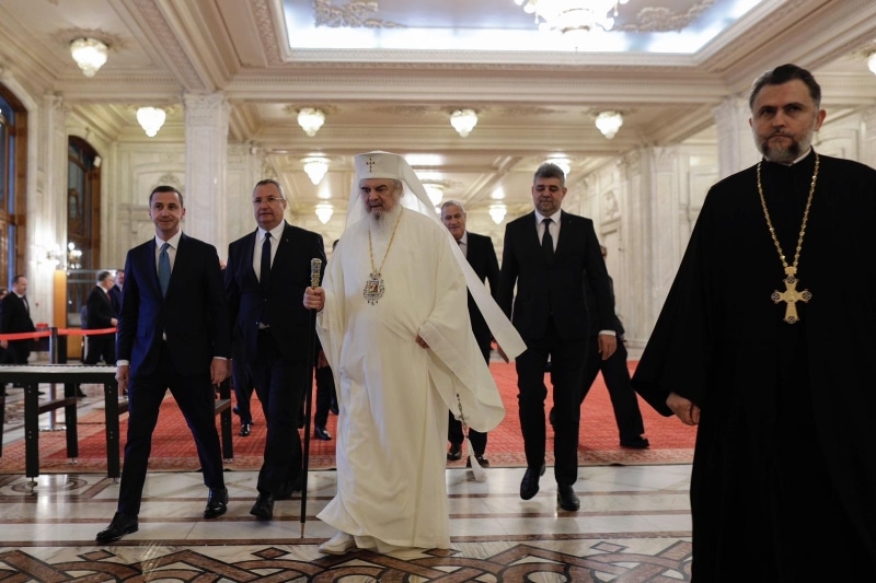 GALERIE FOTO – Gata cu păcatele în Parlament: Ciolacu, Ciucă și Patriarhul Daniel au inaugurat capela din Casa Poporului