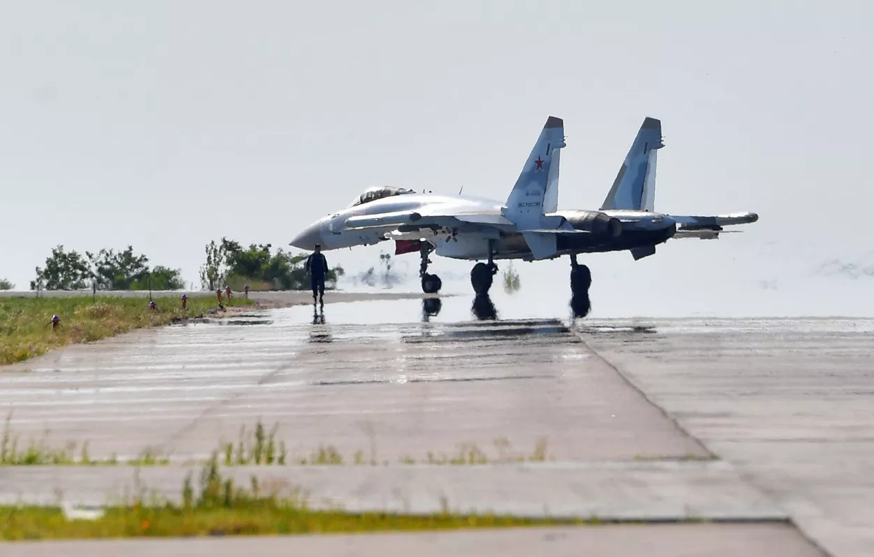 VIDEO Un avion militar rusesc în flăcări s-a prăbușit în mare în largul Crimeei