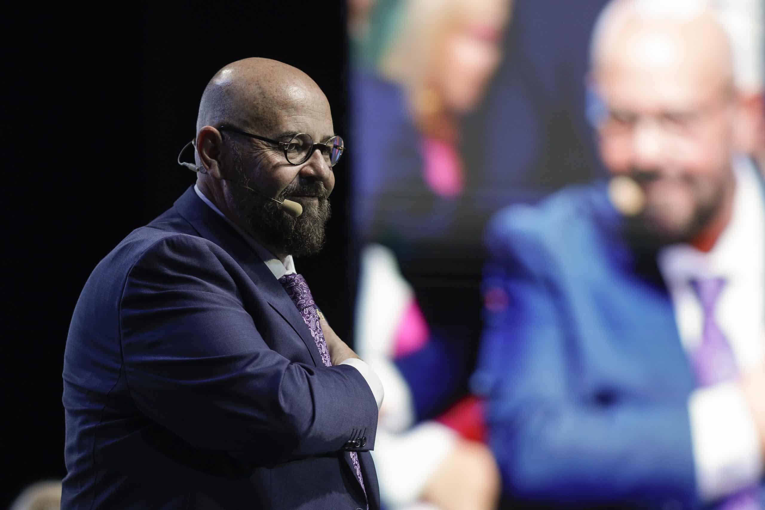 INVESTIGAȚIE Soțul purtătoarei de cuvânt din Primăria lui Piedone, un fost fotbalist de la Dinamo, contracte de 15 milioane de lei cu primăria și cu instituțiile publice subordonate