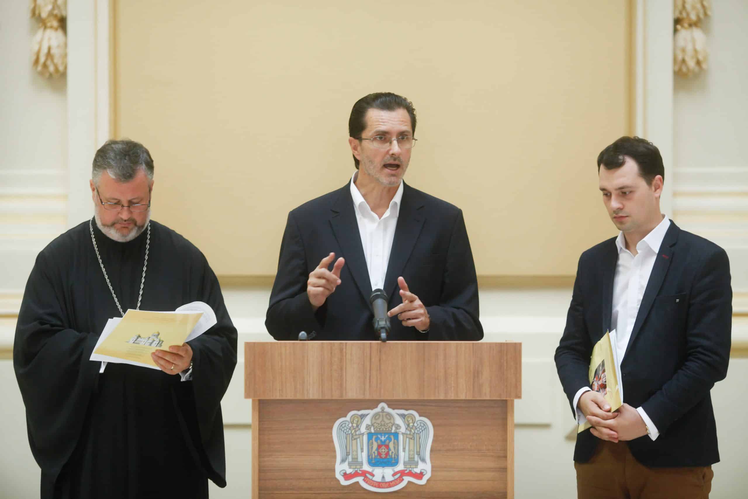 Vasile Bănescu, purtătorul de cuvânt al BOR, compară Moscova lui Putin cu Berlinul lui Hitler, după cazul preotului-regizor fotografiat cu Zaharova