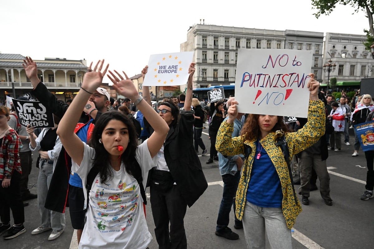 „Georgia este sub controlul unui oligarh, cu excepția unei părți a presei și a societății civile” – Un profesor din Tbilisi explică uriașa miză a protestelor din această țară