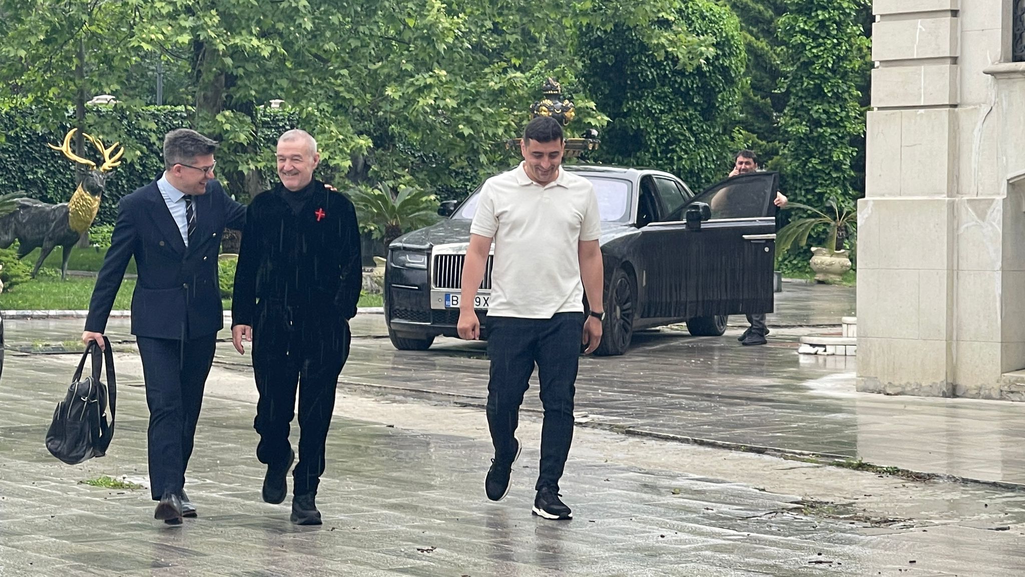 FOTO VIDEO Ce i-a cerut Simion lui Gigi Becali în vizita de la „palat”. El a fost însoțit de Mihail Neamțu