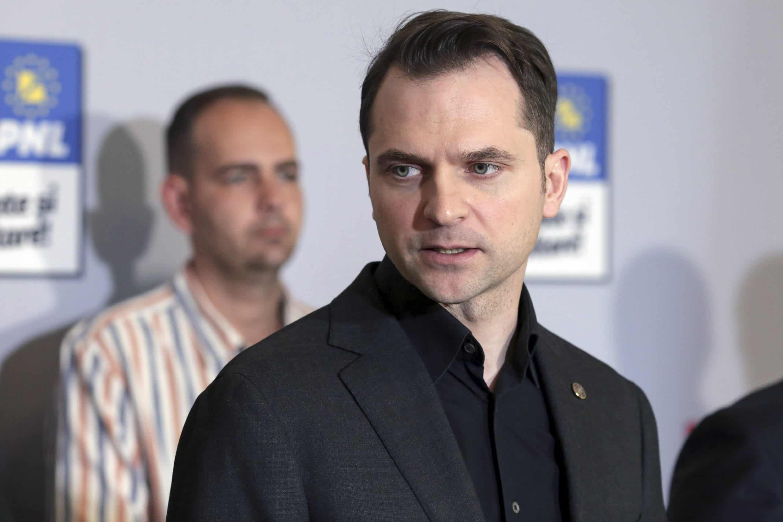 Sebastian Burduja: Studiile de la Harvard şi Stanford mi le-am „permis” prin muncă şi rezultate. Acolo poţi studia în funcţie de ceea ce ai în cap, nu de ceea ce ai în buzunare / Ce arată însă paginile oficiale ale celor două universități