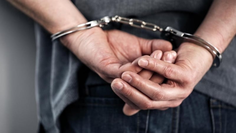 A încercat să dea șpagă unor polițiști să își scape nevasta de amendă!