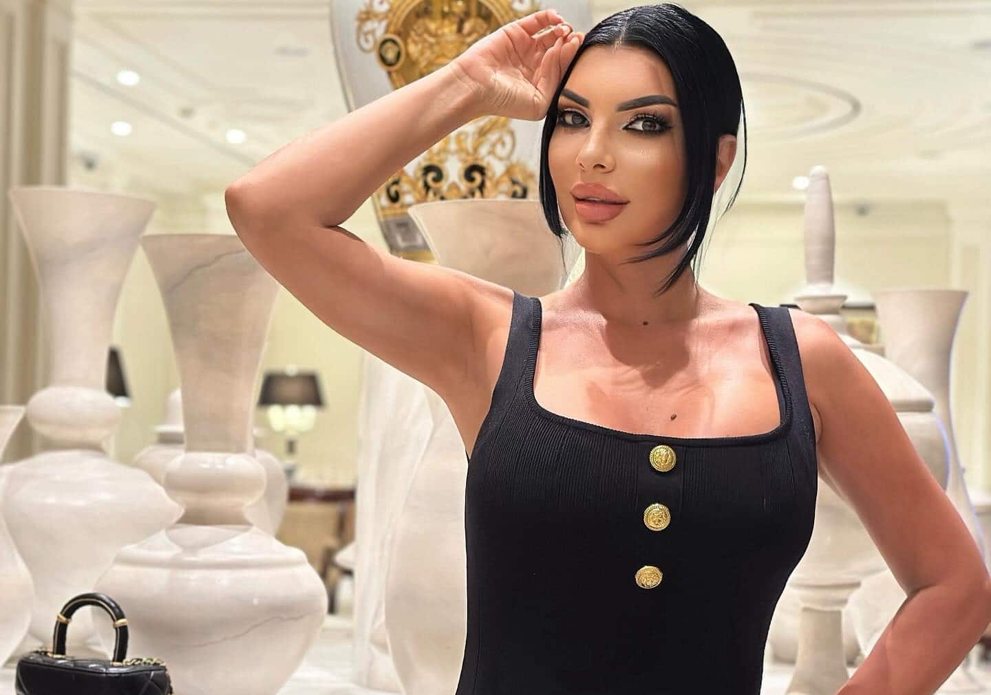 O grenadă a fost agățată cu sârmă de poarta casei Andreei Tonciu. Sora vedetei a crezut că e o jucărie și a aruncat obiectul în stradă