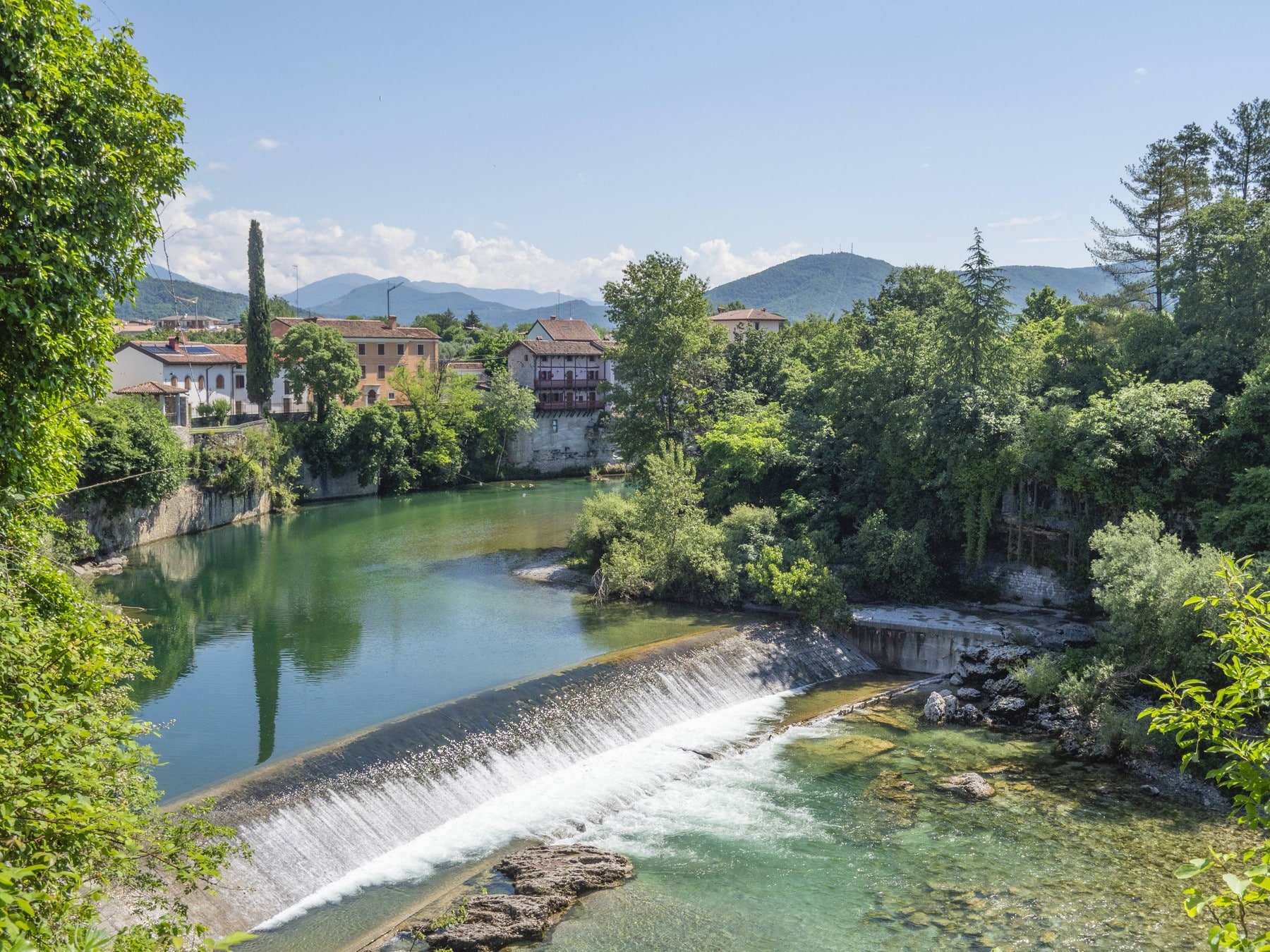 VIDEO Trei tineri cu origini românești au fost luați de apele unui râu în Italia. Autoritățile din Veneto încearcă să-i salveze