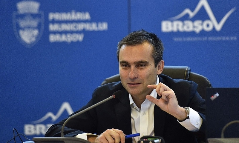 ‘Este absolut ireal’ – Primarul Brașovului, dezlănțuit înainte de alegeri / Mai multe panouri publicitare amplasate ilegal au fost demolate