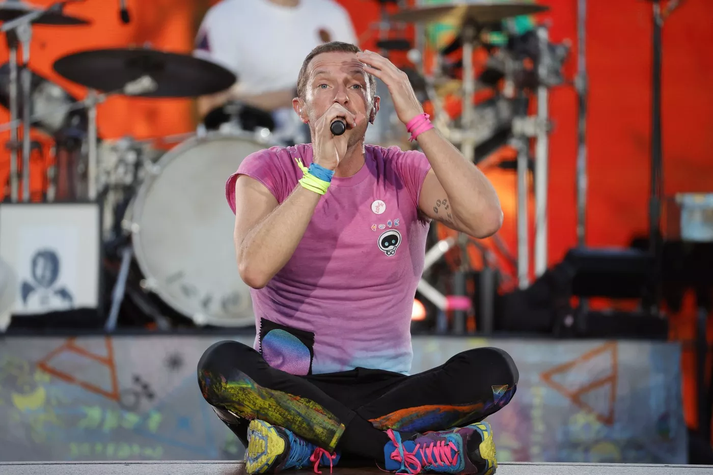 Artiștii trupei Coldplay, „extrem de afectați” după fluierăturile de la București la adresa tânărului român care a cântat o manea. Joi seară e al doilea concert pe Arena Națională