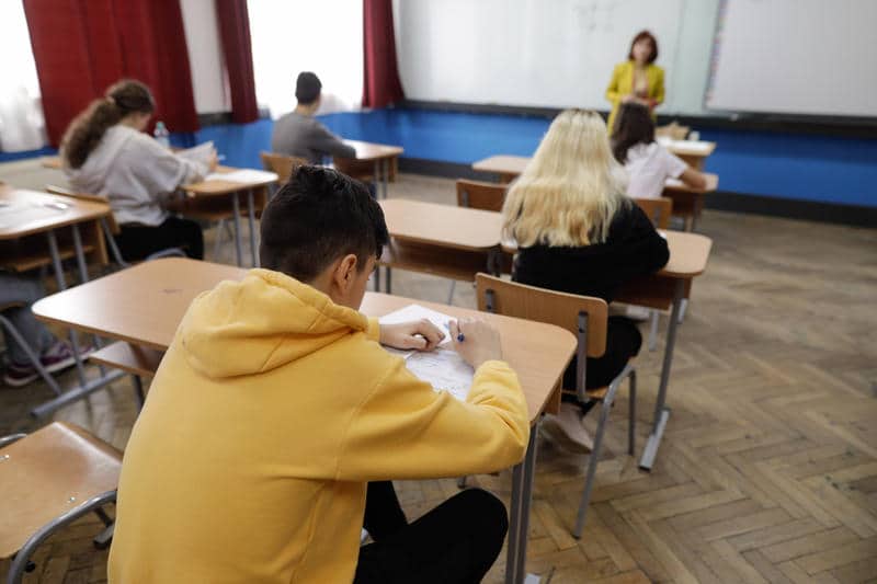 Subiectele primite la Matematică la Evaluarea Națională 2024. Exerciții de geometrie cu lungimi de segmente și aria unui paralelogram. Au fost publicate baremele și rezolvarea subiectelor