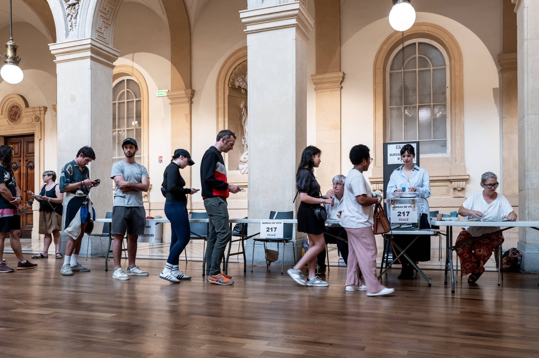 VIDEO Prezența la urne la alegerile anticipate de azi din Franța a atins cel mai ridicat nivel din ultimii aproape 40 de ani. Ce înseamnă asta