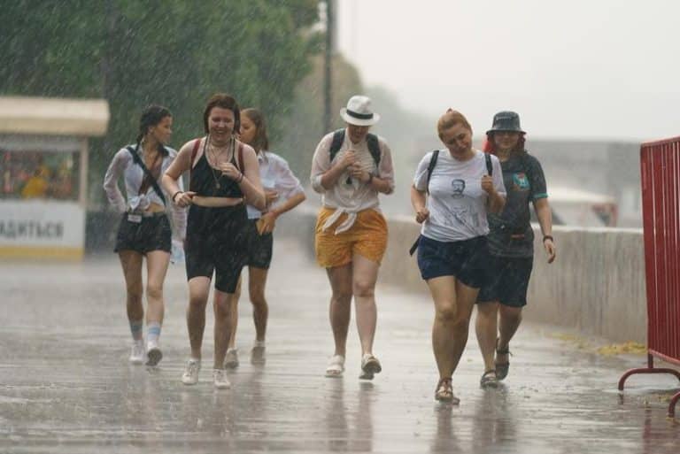 Canicula lasă loc furtunilor. ANM anunță că vremea se strică în toată țară și vor apărea averse torențiale, vijelii și grindină