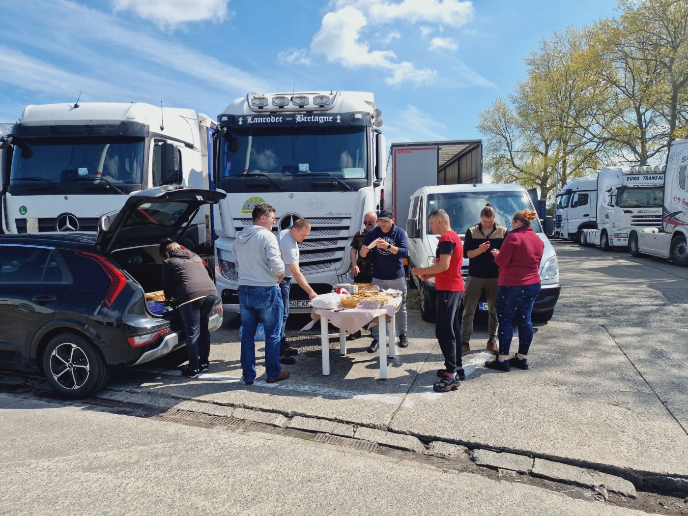 Cum s-a transformat un grup de șoferi de TIR români într-o rețea uriașă de voluntari care ajută diaspora: „Ne-am dat seama cât de puternici suntem” 