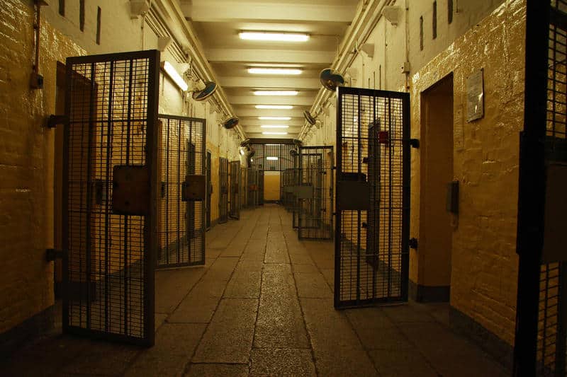 Un condamnat la sub doi ani de închisoare a fost băgat în celulă cu criminali. După o lună, colegii l-au spânzurat în baie